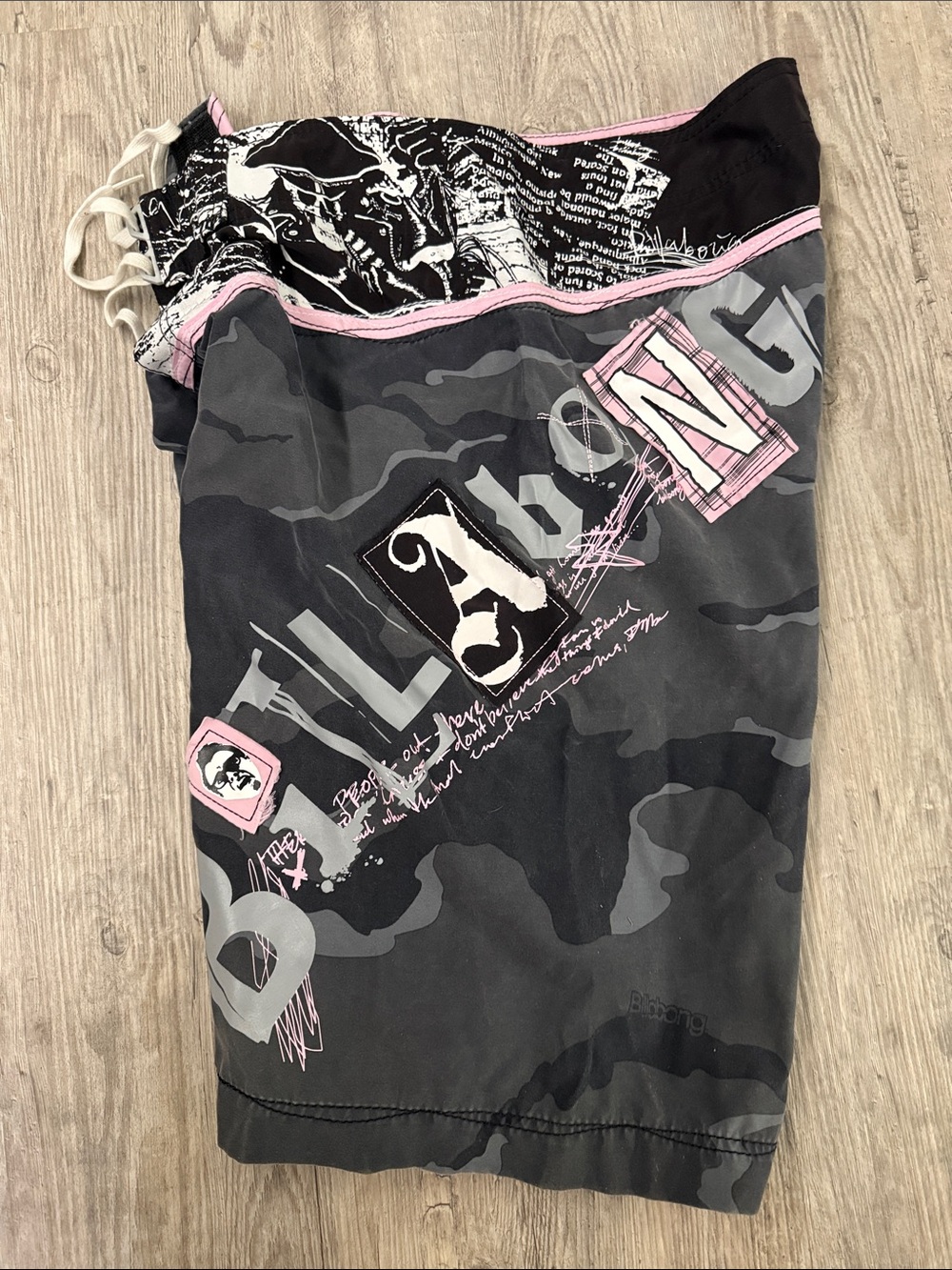 Billabong Men's Dark Gray Camo Cargo Shorts with Pink Trim - Picture 4 of 5